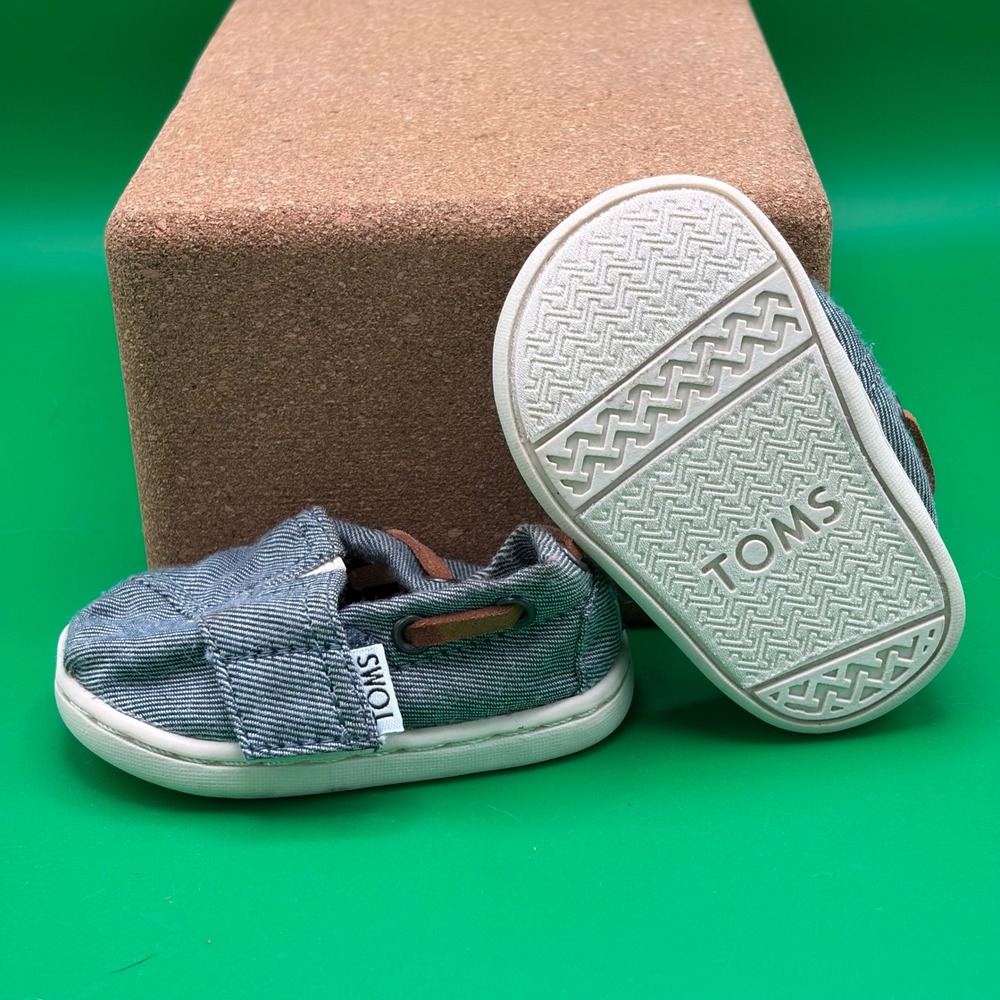 TOMS Tiny Lenny Boat Shoes Infant 2 Blue Chambray Hook Loop Slip On Nautical EUC